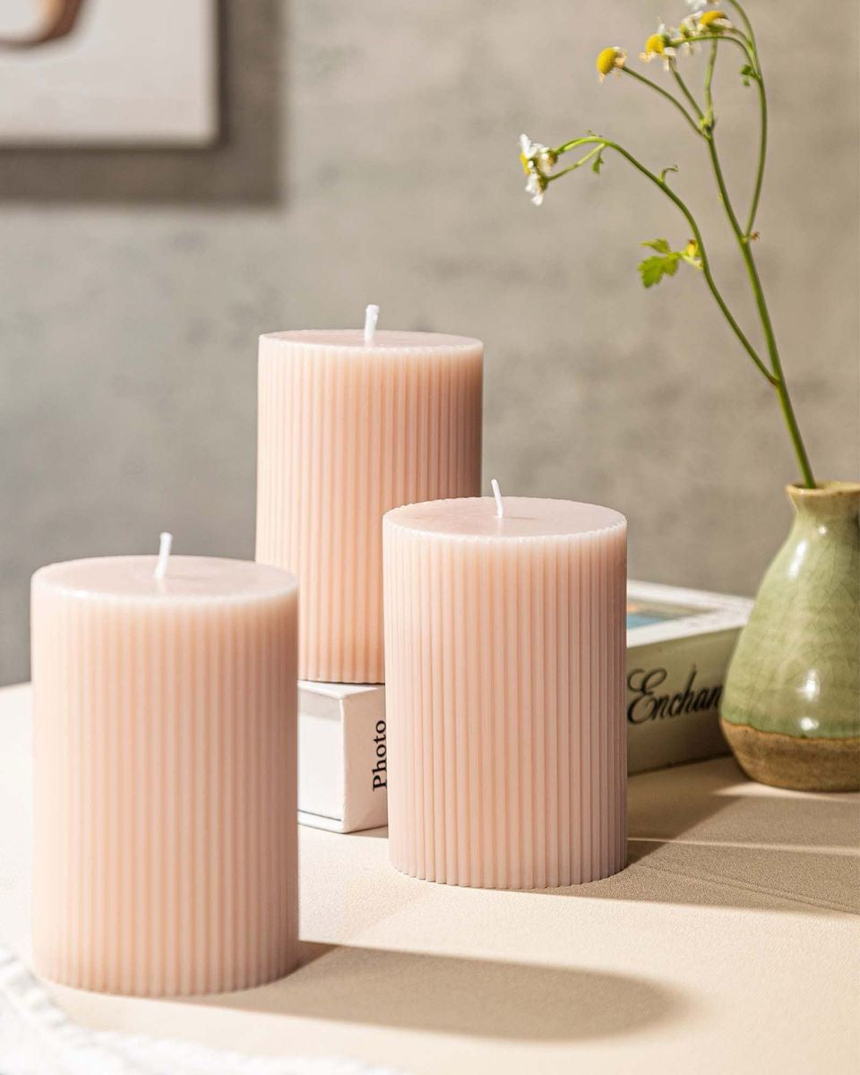 Medium ribbed candle